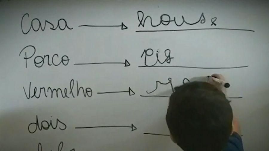 Augusto, o menino prodígio de Roraima, escreve palavras em inglês no quadro. (Foto: Reprodução)