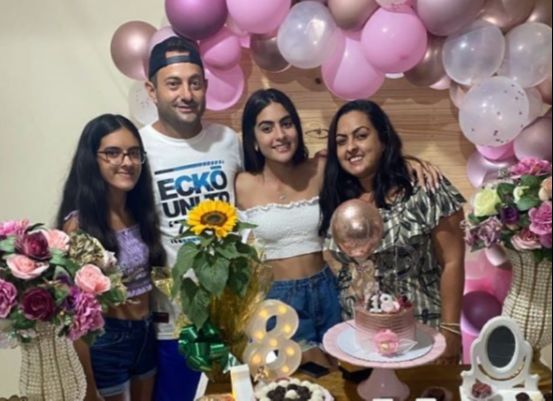Milena Vidoto, de 18 anos, com o pai, a mãe e a irmã mais nova (Foto: Reprodução/Instagram)