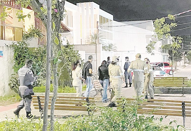 Policiais foram chamados após denúncia de festa e aglomeração em uma casa na Mata da Praia, em Vitória (Foto: Divulgação)