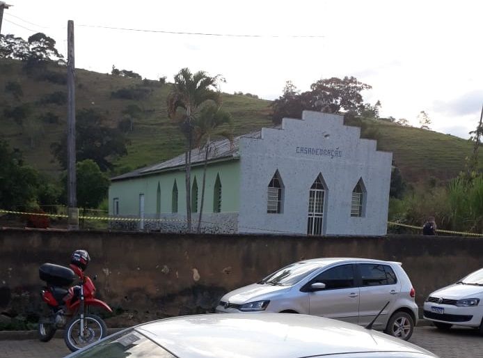 Corpo da vítima ficou caído ao lado de uma igreja (Foto: Divulgação)
