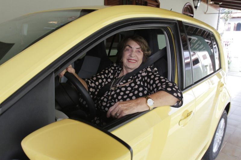 Dona Claudeth calcula que, em 50 anos, já deu aula para mais de mil motoristas (Foto: Fábio Nunes)