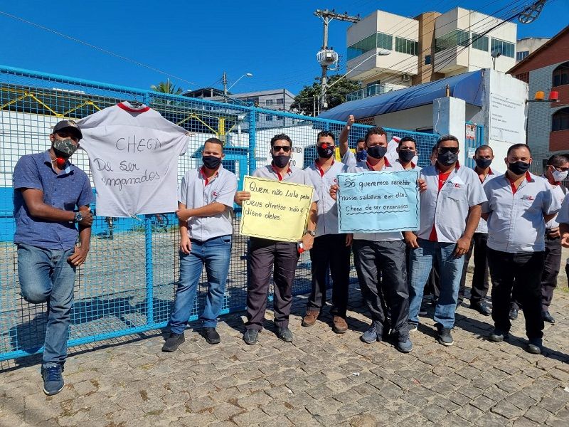Motoristas e cobrados cruzam os braços e Guarapari fica sem transporte coletivo nesta segunda-feira (Foto: Roberta Bourguignon)
