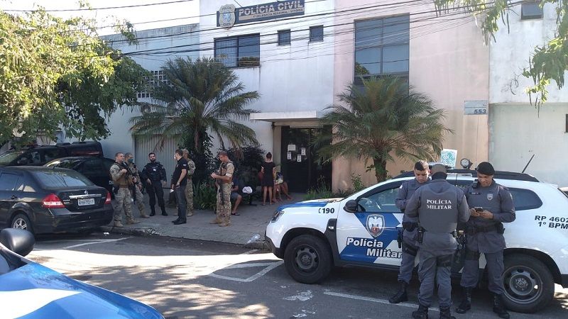 Movimentação no DPJ de Vitória após ocorrências relacionadas à morte de adolescente no Bairro da Penha. (Foto: Fábio Nunes/AT)