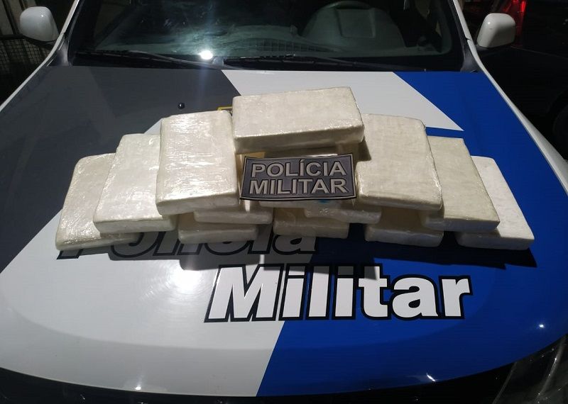 As drogas foram encontradas na mala de uma passageira (Foto: Divulgação/ PMES)