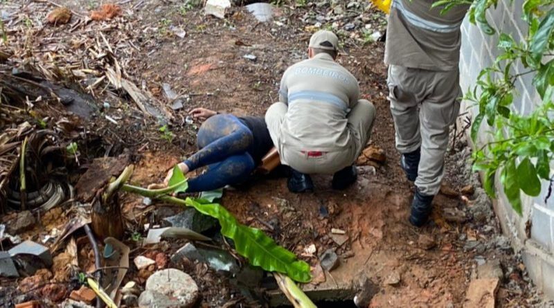 A mulher foi resgatada por bombeiros, após passar a madrugada gritando por ajuda (Foto: Divulgação)