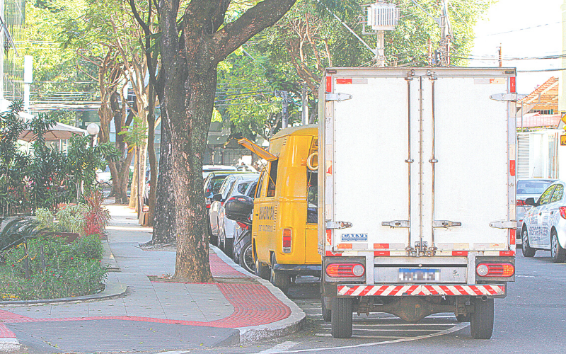 veículo estacionado em local proibido: infração agora pode ser convertida de multa para somente advertência (Foto: Leone Iglesias - 18/10/2019)