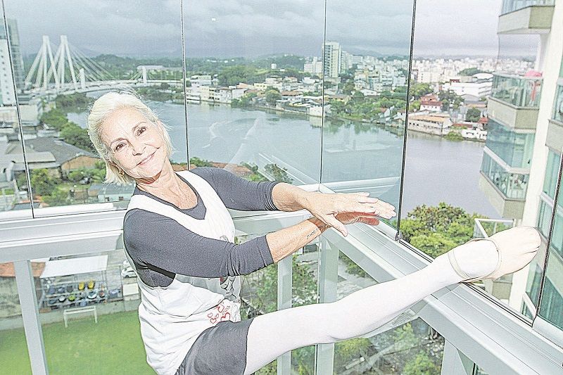 Professora de balé aos 70 anos, Cecília Hermeto é a prova viva – e muito viva! – de que a velhice pode ser saudável e está longe de ser uma doença (Foto: Beto Morais/ AT)