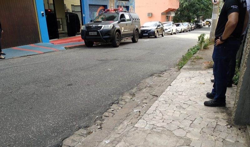 Agentes cumprem mandados da Operação Lobo de Wall Street em Cachoeiro (Foto: Alessandro de Paula)