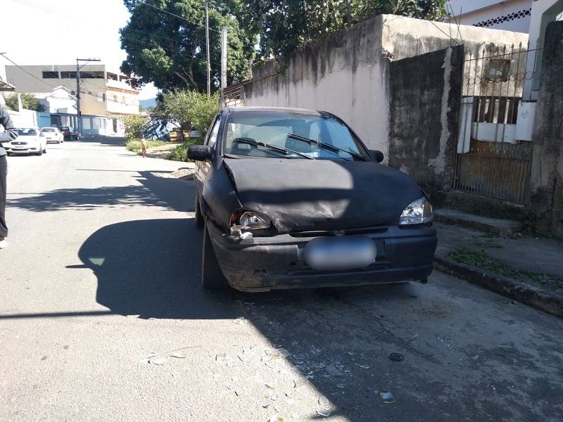 Além do ataque, também houve uma batida entre os carros da vítima e do acusado (Foto: Fábio Nunes/AT)