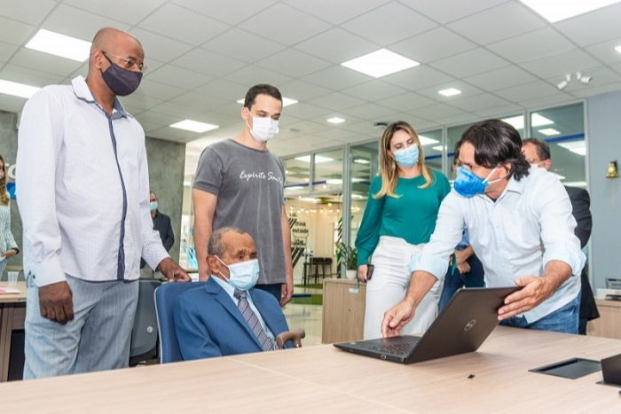 Seu Pedro vai fazer curso para montar e reparar computadores (Foto: Jansen Lube / Prefeitura de Vitória )