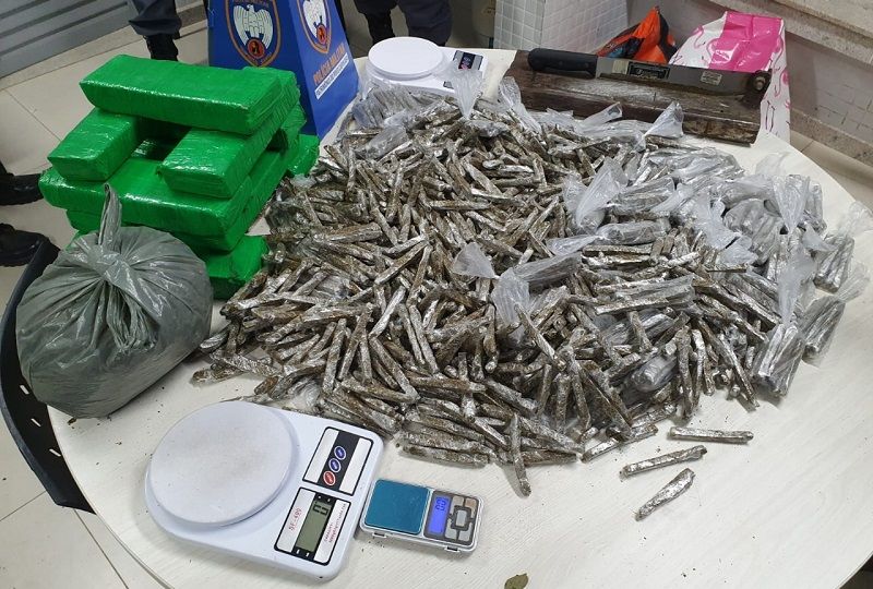 Militares apreenderam grande quantidade de maconha após denúncia de cheiro forte de entorpecentes (Foto: Divulgação/ PMES)