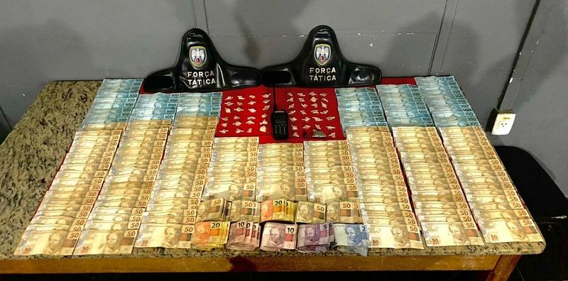 Polícia apreende R$ 18 mil em boca de fumo de Cachoeiro (Foto: Divulgação/ PM)