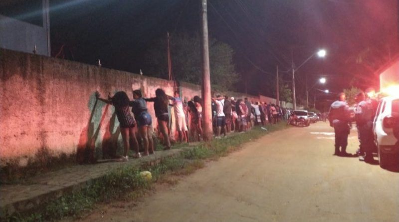 O baile clandestino, com cerca de 300 pessoas e regado a drogas, foi interrompido pela Polícia Militar (Foto: Divulgação)