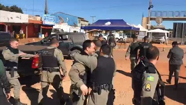 Vídeo postado em redes sociais mostra o momento em que Lázaro é carregado por agentes de segurança e transferido para uma ambulância (Foto: Reprodução)