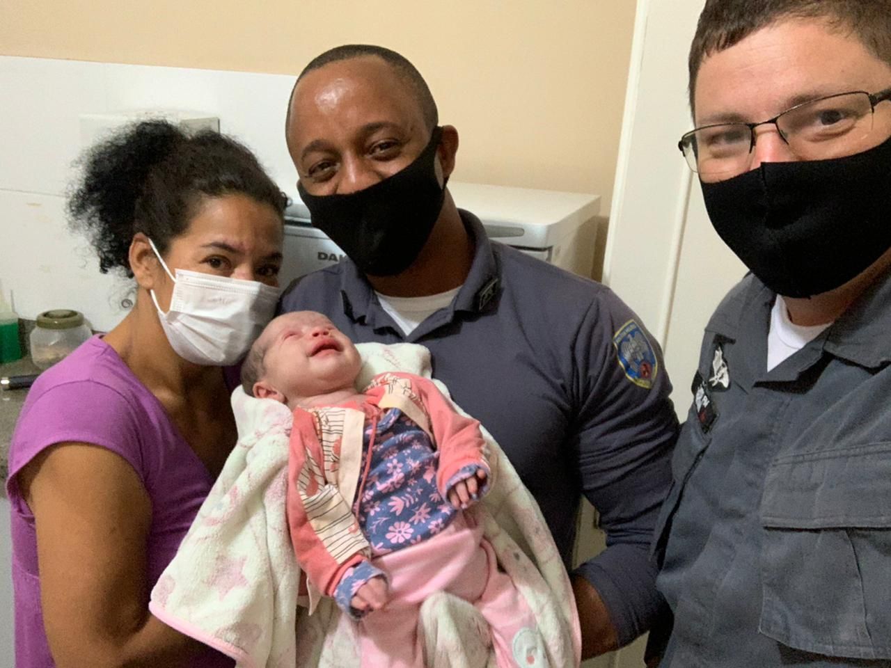 A mãe, a filha, o soldado M Frias e o cabo Northon Dutra Tardin (Foto: Divulgação/ PMES)