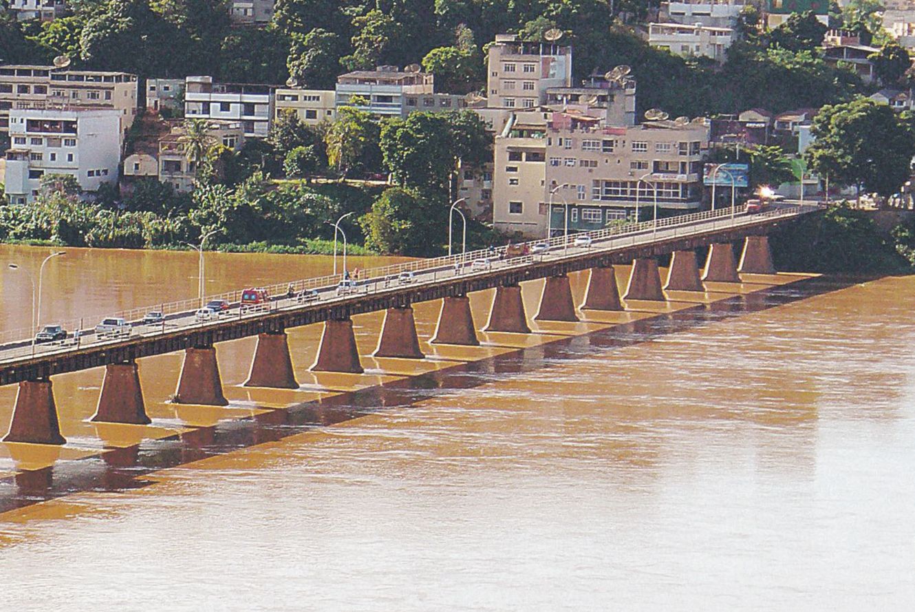 Duas pessoas entram no rio próximo à ponte no centro de Colatina pra pegar uma bola (Foto: Arquivo AT)