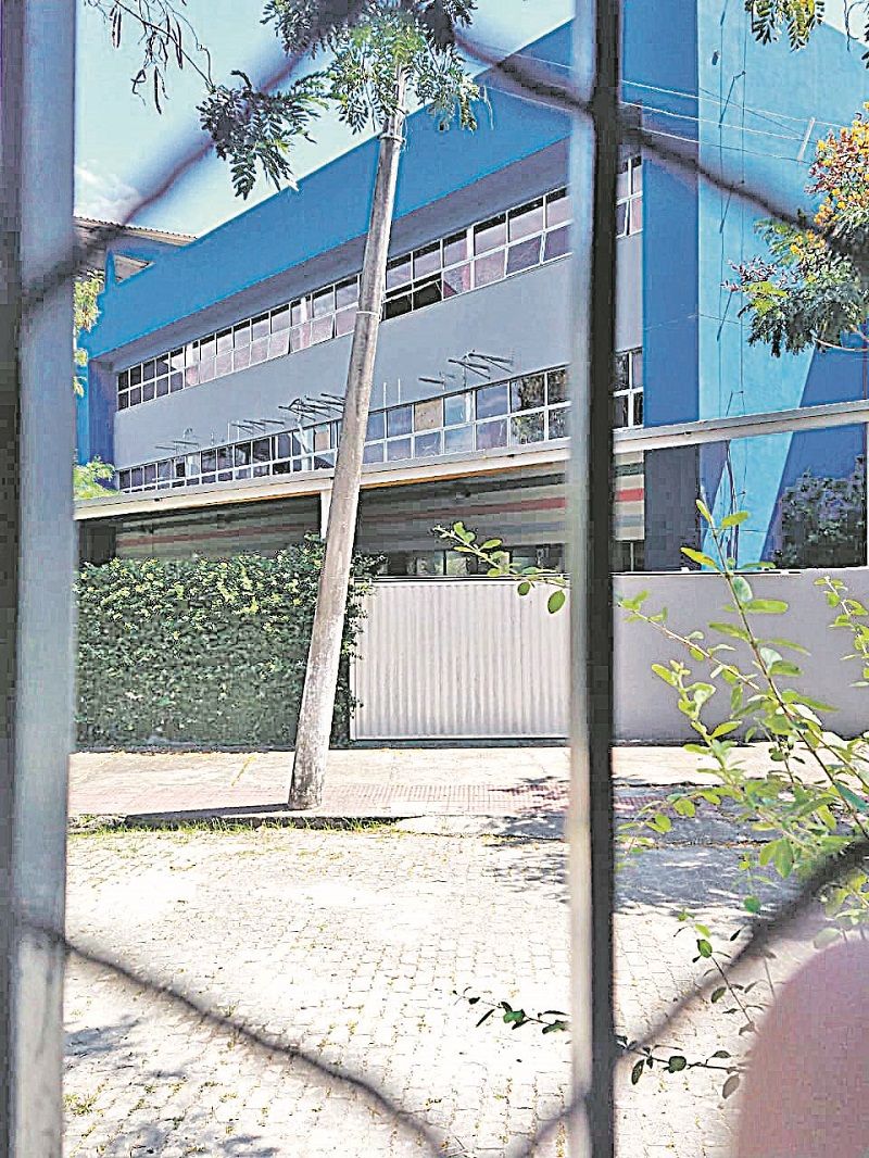 Poste com risco de queda no bairro Consolação, em Vitória. (Foto: Ana Lucia Ronchi Faria)
