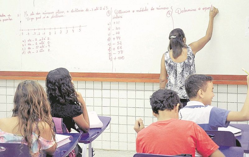 Professora dá aula de Matemática: vaga para profissional da área lecionar no município de Rio Bananal (Foto: DIVULGAÇÃO)