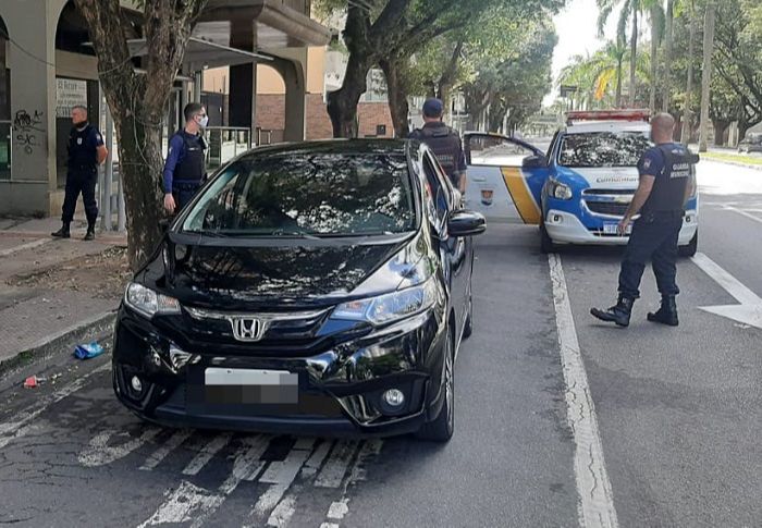 Dois suspeitos foram detidos ao serem flagrado com carro roubado pela Guarda Municipal de Vitória (Foto: Divulgação Guarda Municipal de Vitória)
