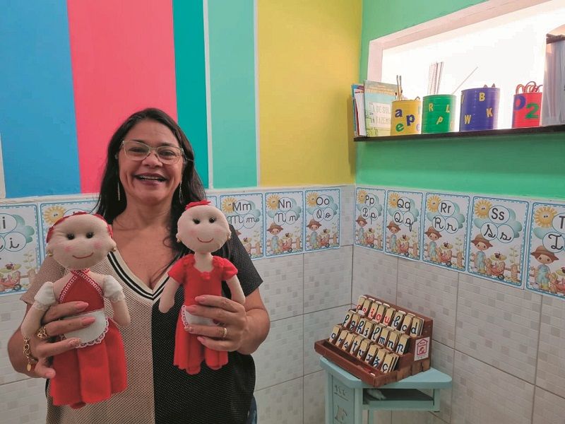 Professora Anna Cristina faz bonecas sem cabelos para crianças com câncer (Foto: Roberta Bourguignon)
