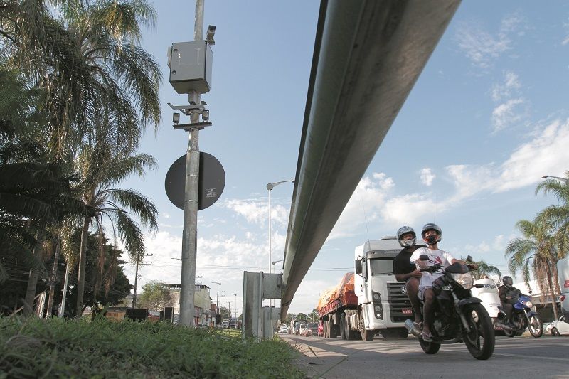 Radar na BR-101, em Carapina, na Serra: serão instalados 87 equipamentos ao longo da rodovia no Espírito Santo (Foto: Fábio Nunes/AT)