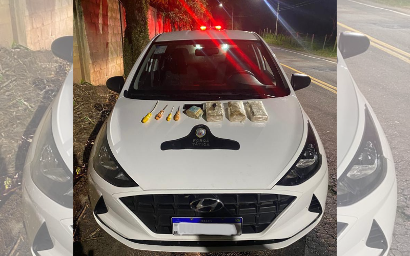 Carro, drogas e dinheiro apreendidos com o policial da reserva (Foto: Divulgação/PCES)