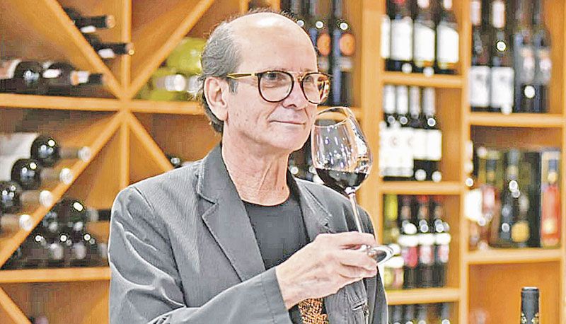 Sommelier Franklin Bittencourt disse que o vinho seco e fino produzido na vinícola Tabocas, safra 2019/2020, a partir da uva Cabernet Sauvignon, é o melhor produzido no Estado (Foto: Divulgação)