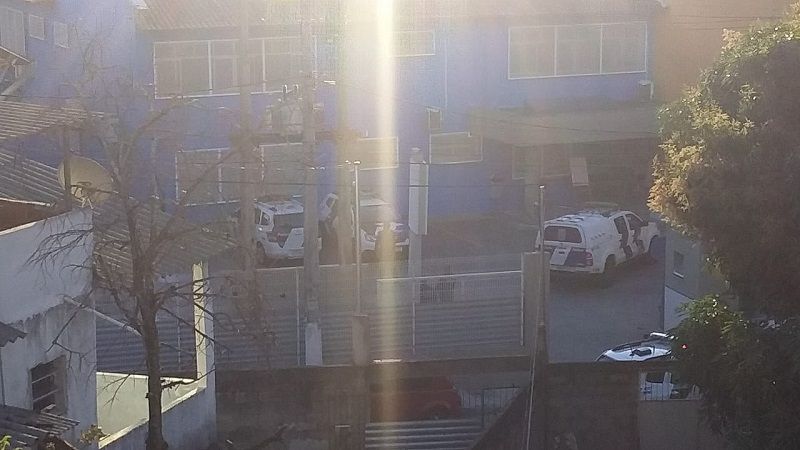Durante a fuga, o suspeito atirou contra os militares e invadiu uma escola, mas feriu o pé durante a ação e acabou preso (Foto: Divulgação)