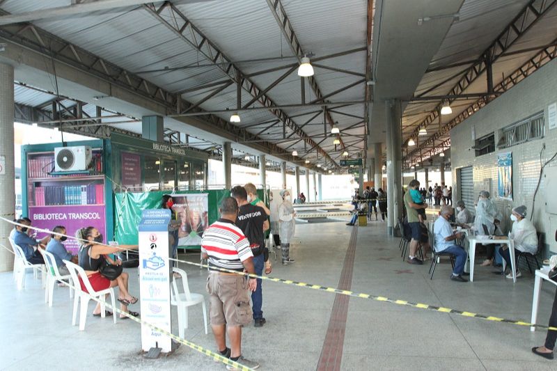 Passageiros são atendidos em terminal para realização do teste de Covid (Foto: Beto Morais/ AT)