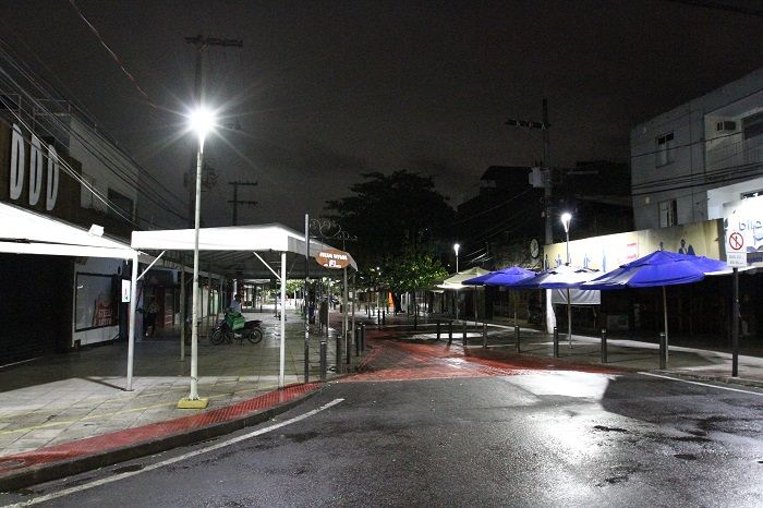Bares fechados no Triângulo das Bermudas, em Vitória: setor demitiu 20 mil, e 9.500 empresas fecharam (Foto: Leone Iglesias — 07/05/2020)