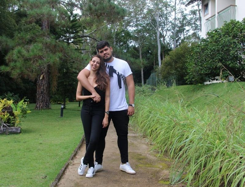 Os noivos Lucas Rezende, de 26 anos, e Giulan Ola, de 27, têm evitado viagens longas (Foto: Divulgação)