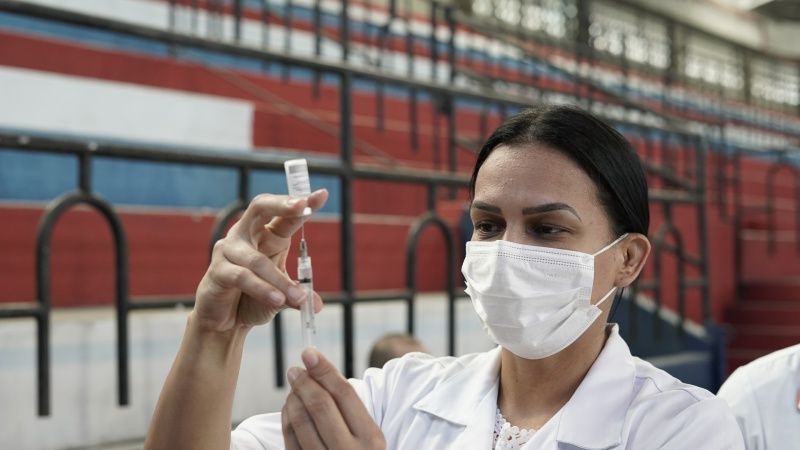 Aplicadora prepara vacina em Vitória (Foto: André Sobral/PMV)