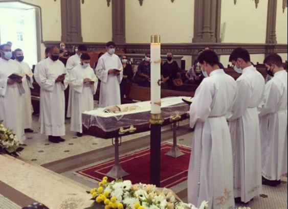 Seminaristas fazem as Laudes durante velório do padre Fernando. (Foto: Divulgação/Arquidiocese de Vitória)