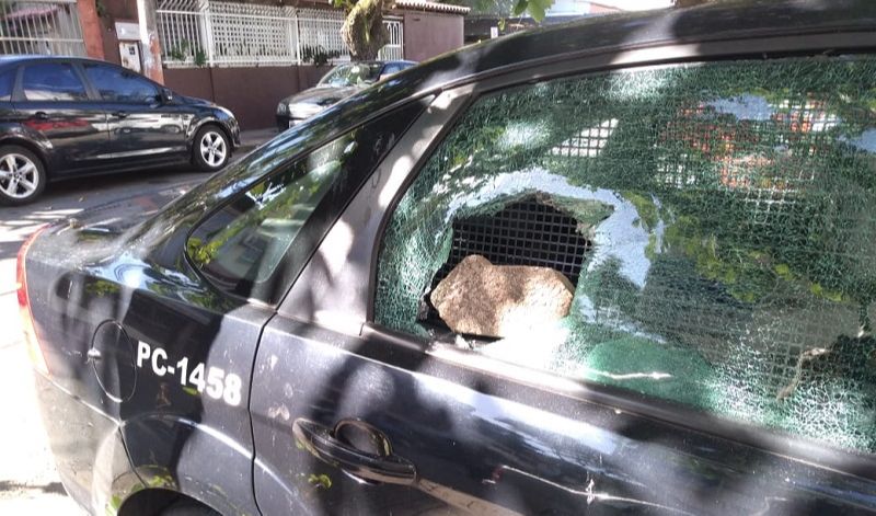 Viatura da Polícia Civil vandalizada ao lado do DPJ de Vitória. (Foto: Fábio Nunes/AT)