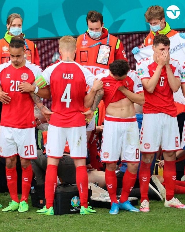 Christian Eriksen sendo socorrido ainda em campo (Foto: Instagram do TNTSports)