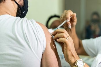 Novo lote será destinado a quem tomou a primeira dose da AstraZeneca até o dia 20 de abril (Foto: Jansen Lube)