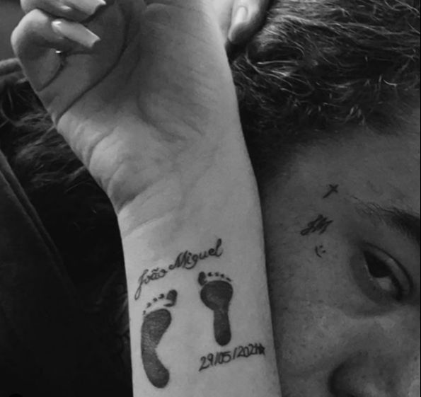Casal fez tatuagem em homenagem ao filho que nasceu prematuro e não resistiu. (Foto: Reprodução/Instagram)