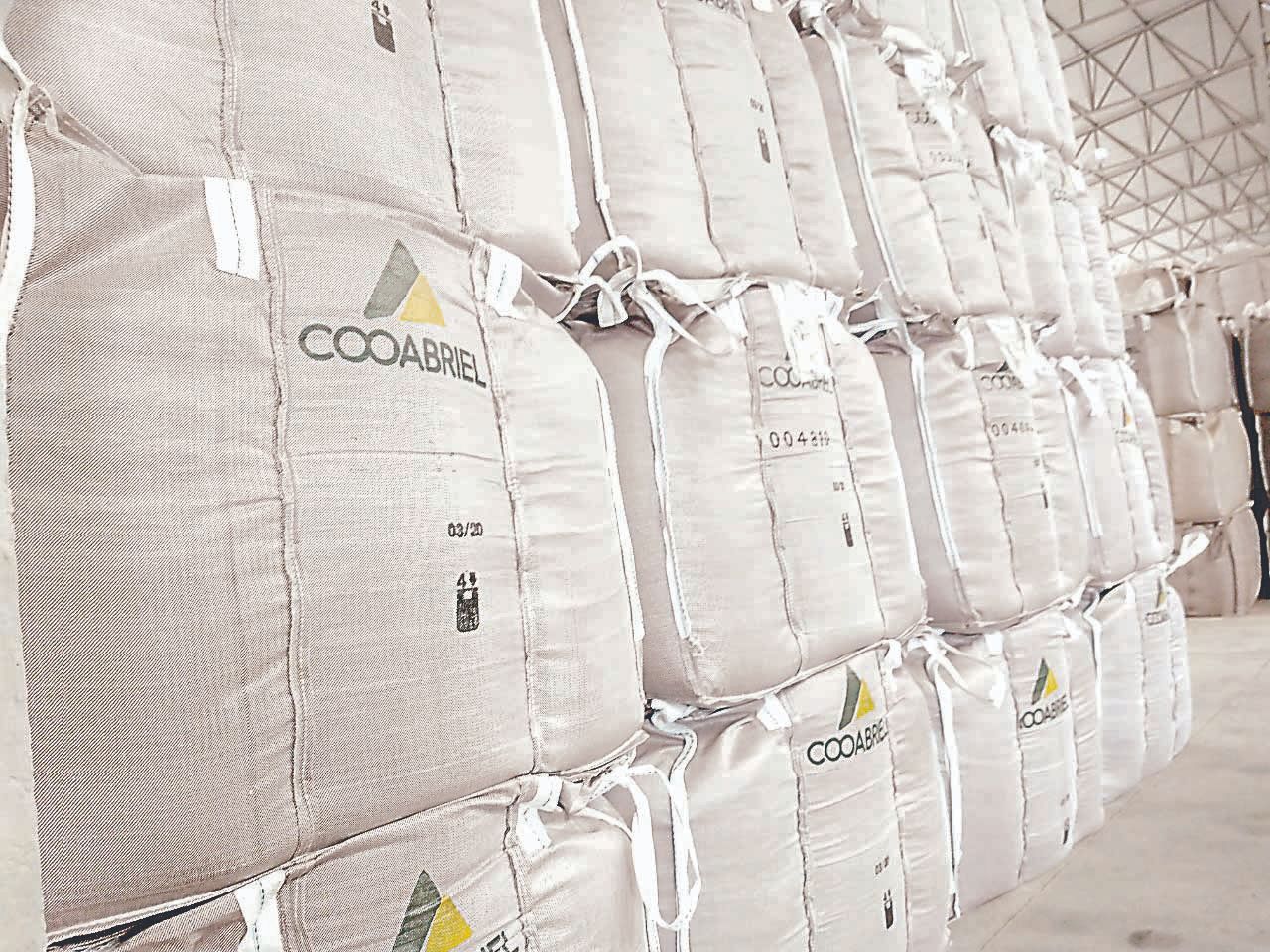 Café ensacado: cooperativa exporta o produto direto para outros países