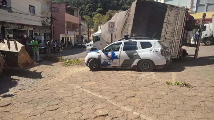 Imagem ilustrativa da imagem Caminhão tomba sobre viatura policial em Dores do Rio Preto