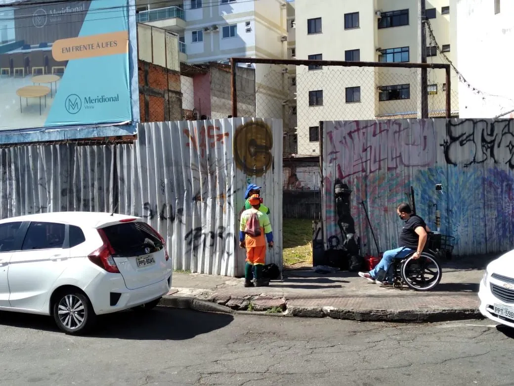 Imagem ilustrativa da imagem VÍDEO | Universitário flagra ratos na Rua da Lama