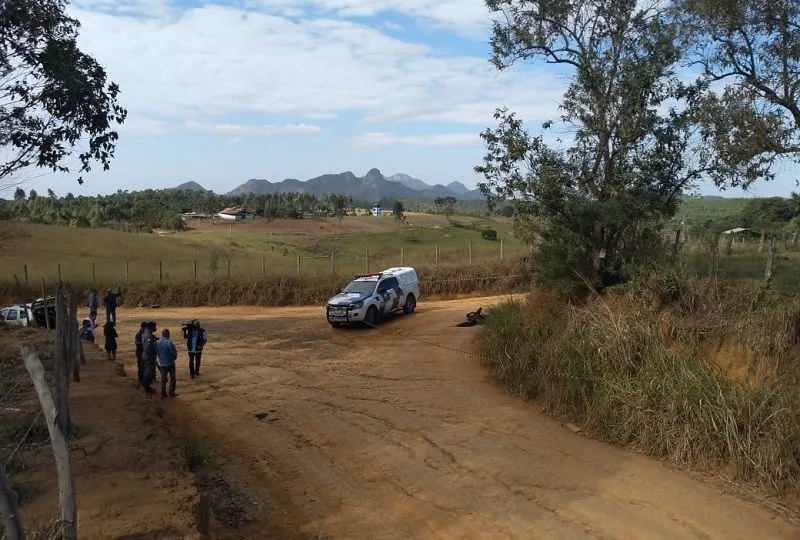 O corpo de um homem, ainda não identificado, foi encontrado carbonizado em uma estrada de terra