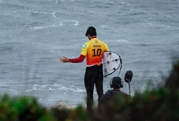 Imagem ilustrativa da imagem Com susto no fim, Medina se classifica às quartas do surfe em Tóquio