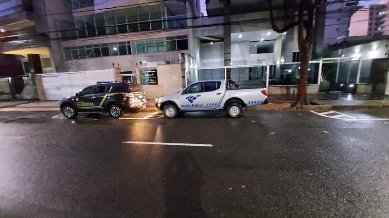 Imagem ilustrativa da imagem Polícia Federal prende suspeito de fraude e apreende carros de luxo em Vitória