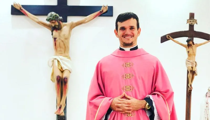 Imagem ilustrativa da imagem Padre capixaba vira conselheiro do amor e faz sucesso na internet