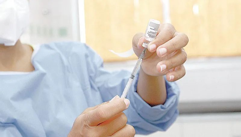 Profissional prepara vacina   para aplicação: na Serra, novos agendamentos serão feitos a partir das 18 horas