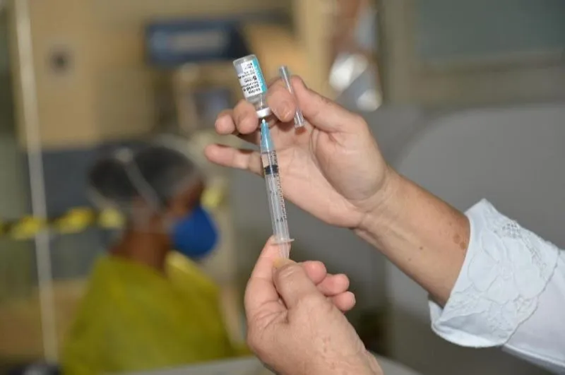 Profissional prepara dose de vacina na Serra