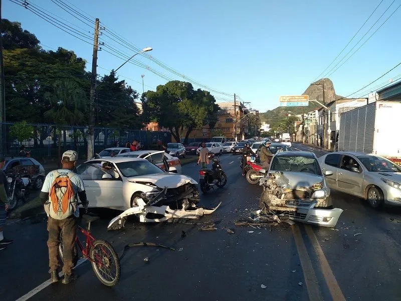 Imagem ilustrativa da imagem Acidente envolvendo três carros e uma moto deixa uma pessoa ferida em Vitória