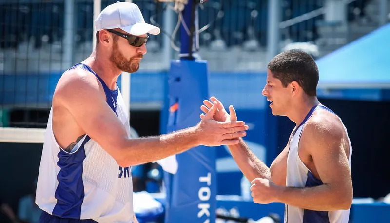 Imagem ilustrativa da imagem Alison e Álvaro caem nas quartas, e Brasil está fora do pódio no vôlei de praia pela 1ª vez