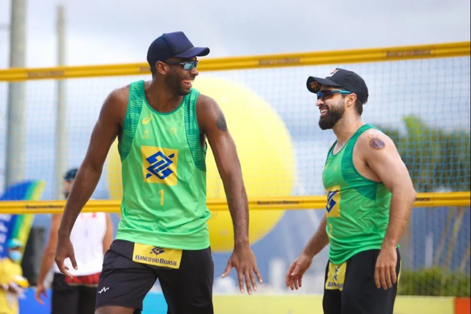 Imagem ilustrativa da imagem Bruno Schmidt e Evandro vencem chilenos em estreia no vôlei de praia