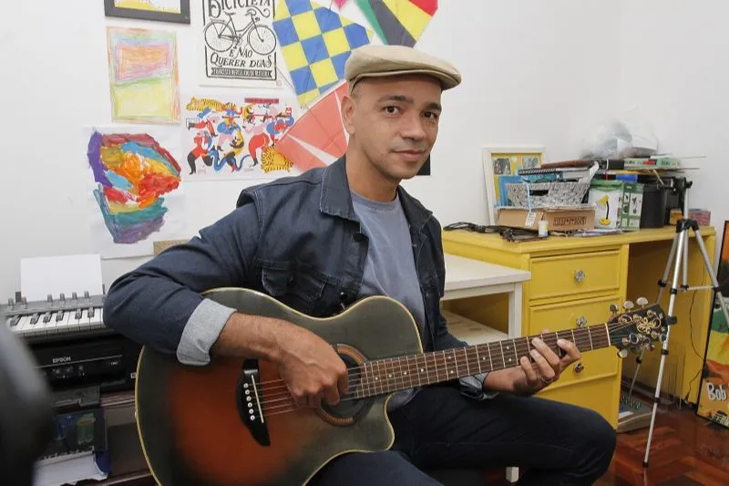 Imagem ilustrativa da imagem Campanha solidária arrecada dinheiro para ajudar músico que teve guitarra roubada